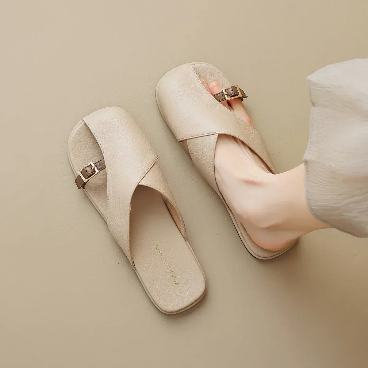 Wenen | Gekruiste Sandalen